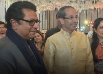 Raj Thackeray ,Uddhav Thackeray : राज ठाकरे आणि उद्धव ठाकरे यांची मुंबईतील लग्नसमारंभात भेट.