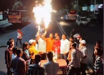 PCMC POLICE BIRTHDAY CELEBRATION: पोलीस स्टेशनसमोर बर्थडे सेलिब्रेशन; गुंडांबरोबर बर्थडे सेलिब्रेशन पोलिसांना पडलं महागात