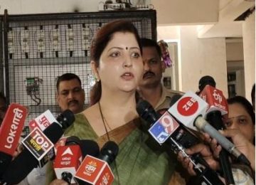 "रूपाली चाकणकर यांचा संताप: तनिषा भिसेच्या मृत्यूनंतर दीनानाथ रुग्णालयावर उपचाराविना ठेवण्याचा गंभीर आरोप"