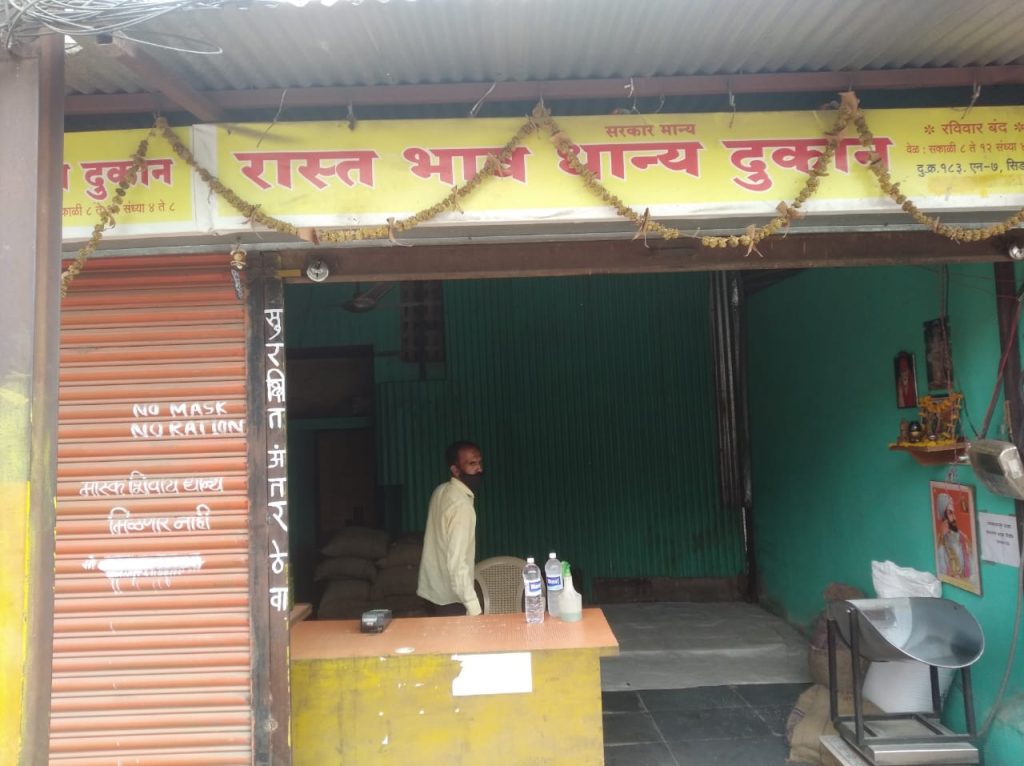 RATION SHOP NEWS:  पावसाळा तसेच परिणामी पूर इत्यादि प्रतिकूल परिस्थितीमुळे राज्य व केंद्रशासित प्रदेशांना अन्नधान्याची उचल व वाटप करताना येणाऱ्या अडचणी लक्षात घेता एनएसएफए अंतर्गत लाभार्थ्यांना अन्नधान्याचे वेळेत वितरण करण्यासाठी तीन महिन्यांचे अर्थात ऑगस्टपर्यंतचे धान्य जूनमध्येच देण्याचा निर्णय राज्य सरकारने घेतला आहे.