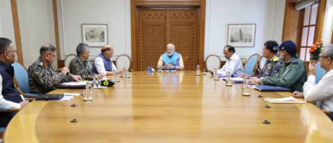 PM HOUSE Meeting PM HOUSE Meeting भारत आणि पाकिस्तानमध्ये सुरू असलेलं युद्ध अखेर 72 तासानंतर युद्धविराम cease fire करण्याची घोषणा करण्यात आली आहे