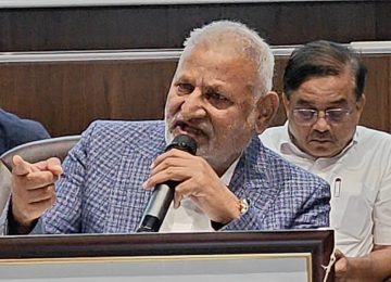 MANIKRAO KOKATE:  पुणे, दि.२४: शेतकऱ्यांचे जीवन सुरळीत होण्यासाठी, त्यांच्या जीवनात सुटसुटीतपणा आणण्यासाठी शासन प्रयत्नशील असून गेल्या सहा महिन्यात ५० ते ५५ धोरणात्मक निर्णय घेण्यात आले आहेत. शेतीला प्रोत्साहन म्हणून शेतीमध्ये भांडवली गुंतवणूक करण्यासाठी दरवर्षी पाच हजार कोटी रुपये याप्रमाणे पाच वर्षात २५ हजार कोटी रुपये देण्याचा निर्णय राज्यशासनाने घेतला आहे, असे प्रतिपादन कृषिमंत्री  ॲड.माणिकराव कोकाटे MANIKRAO KOKATE:  यांनी केले.