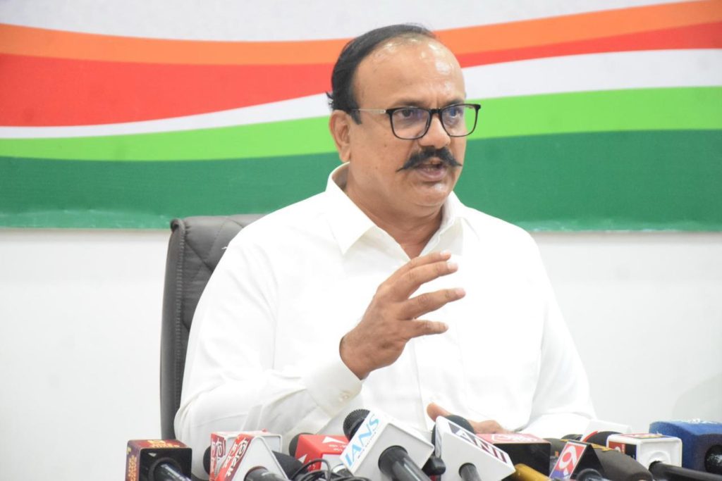 HARSHWARDHAN SAPKAL मुंबई; राज्यातील शेतकरी आधीच संकटात असताना पुन्हा त्याच्यावर संकट आले आहे. मे महिन्यात अवकाळी पावासाने झोपडल्यामुळे शेतकऱ्यांचे मोठे नुकसान झाले आहे. शेतकऱ्यांवर अस्मानी संकट कोसळले असताना राज्यातील भाजपा युतीचे सुलतानी सरकार मात्र झोपले आहे. सरकारने तातडीने नुकसानीचे पंचनामे करून शेतकऱ्यांना मदत द्यावी, अशी मागणी महाराष्ट्र प्रदेश काँग्रेस कमिटीचे अध्यक्ष हर्षवर्धन सपकाळ HARSHWARDHAN SAPKAL यांनी केली आहे.