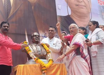  झोपडपट्टी पुनर्वसनासाठी पौड रस्ता येथील भीमनगरच्या रहिवाशांची सहमती नसताना देखील घरे खाली करण्यासाठी झोपडपट्टी पुनर्वसन प्राधिकरणाने दिलेली नोटीस मागे घ्यावी. भीमनगरवासीयांना आहे त्याच ठिकाणी घरे देऊन योग्य न्याय मिळवून द्यावा, अशी मागणी जेष्ठ समाजसेविका मेधा पाटकरMEDHA PATKAR यांनी केली आहे.