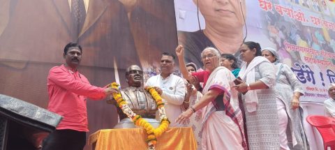  झोपडपट्टी पुनर्वसनासाठी पौड रस्ता येथील भीमनगरच्या रहिवाशांची सहमती नसताना देखील घरे खाली करण्यासाठी झोपडपट्टी पुनर्वसन प्राधिकरणाने दिलेली नोटीस मागे घ्यावी. भीमनगरवासीयांना आहे त्याच ठिकाणी घरे देऊन योग्य न्याय मिळवून द्यावा, अशी मागणी जेष्ठ समाजसेविका मेधा पाटकरMEDHA PATKAR यांनी केली आहे.
