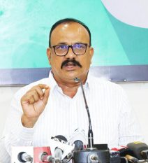 HARSHWARDHAN SAPKAL भाजप महायुतीच्या सत्ताकाळात राज्यात गुन्हेगारीने नवा उच्चांक गाठला आहे. बहुतांश गुन्हेगारी घटनांतील आरोपी हे सत्ताधारी पक्षाशी संबंधित असून त्यांना सरकारचे अभय असल्याचे वारंवार दिसून येत आहे. गेल्या काही दिवसांत राज्यात घडलेल्या विविध गुन्हेगारी कृत्यांमध्ये राष्ट्रवादी काँग्रेस अजित पवार गटाच्या पक्षाशी संबंधित लोकांचा मोठा सहभाग दिसून आला आहे, हे अत्यंत गंभीर असून राष्ट्रवादी काँग्रेस ही गुंडांची टोळी आणि उपमुख्यमंत्री अजित पवार हे या टोळीचे आका आहेत का? असा संतप्त सवाल महाराष्ट्र प्रदेश काँग्रेस कमिटीचे अध्यक्ष हर्षवर्धन सपकाळHARSHWARDHAN SAPKAL यांनी केला आहे
