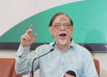 VISHWAS UTAGI ON YES BANK यस बँकेची विक्री भारताच्या बँकिंग सार्वभौमत्वावर गदा आणणारी, कोणाच्या हितासाठी यस बँक विक्रीचा घाट घातला जात आहे. VISHWAS UTAGI ON YES BANK: