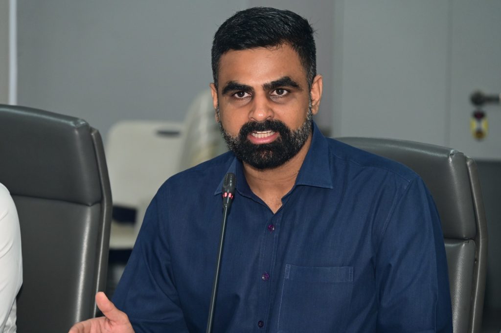 PUNE COLLECTOR JITENDRA DUDI: मावळ तालुक्यातील कुंडमळा येथे घडलेली दुर्घटना आणि त्यात झालेले ४ पर्यटकांचा मृत्यू हे अतिशय दुर्दैवी आहेत. नागरिकांच्या सुरक्षेला सर्वोच्च प्राधान्य देऊन संभाव्य दुर्घटना टाळण्यासाठी सर्व यंत्रणांनी एकत्रितपणे काम करावे.