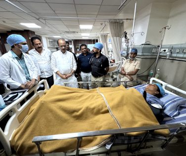 AJIT PAWAR VISIT KUNDMALA: मावळ तालुक्यातील कुंडमळा येथे साकव पूल पडून झालेल्या दुर्घटनेची माहिती उपमुख्यमंत्री तथा पालकमंत्री अजित पवार यांनी घटनास्थळी भेट देऊन घेतली.