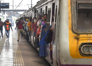 MUMBAI LOCAL ACCIDENT: 'लाईफ लाईन की डेथलाईन'? मुंबईत लोकलमधून पडून 6 प्रवाशांचा मृत्यू
