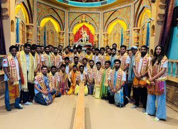 PUNIT BALAN GROUP:  महाराष्ट्र प्रीमियर लीगच्या (एमपीएल) तिसऱ्या हंगामातील चषकावर नाव कोरण्याच्या निर्धाराने ‘पुनीत बालन ग्रुप’चा ‘कोल्हापुर टस्कर’ संघ मैदानात उतरला असून या संघाने हिंदुस्थानातील पहिला सार्वजनिक गणपती श्रीमंत भाऊसाहेब रंगारी गणपती बाप्पाचे दर्शन आणि आरती करून जिंकण्याचा निर्धार व्यक्त केला.