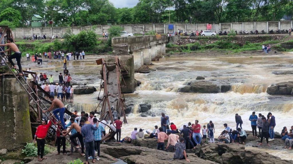 MAVAL KUNDMALA BRIDGE COLLAPSE: मावळ तालुक्यात एक धक्कादायक घटना घडली आहे.