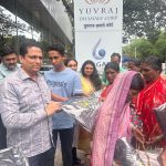 YUVRAJ DHAMALE GROUP: पंढरीच्या वारीला निघालेल्या वारकऱ्यांना युवराज ढमाले ग्रुपतर्फे (YUVRAJ DHAMALE GROUP)  या वर्षी १००० रेन सूटसचे वाटप करण्यात आले.