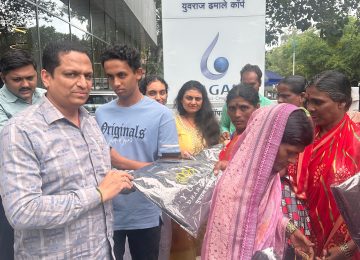 YUVRAJ DHAMALE GROUP: पंढरीच्या वारीला निघालेल्या वारकऱ्यांना युवराज ढमाले ग्रुपतर्फे (YUVRAJ DHAMALE GROUP)  या वर्षी १००० रेन सूटसचे वाटप करण्यात आले.