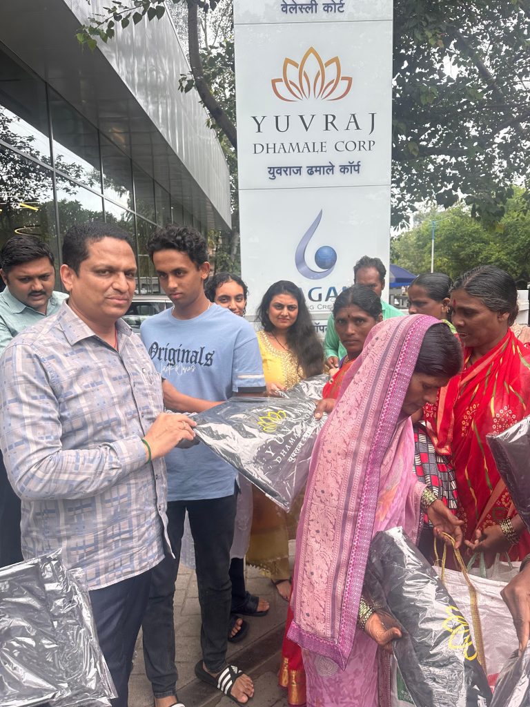YUVRAJ DHAMALE GROUP: पंढरीच्या वारीला निघालेल्या वारकऱ्यांना युवराज ढमाले ग्रुपतर्फे (YUVRAJ DHAMALE GROUP)  या वर्षी १००० रेन सूटसचे वाटप करण्यात आले.
