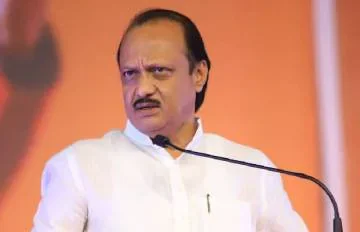 AJIT PAWAR: गुजरातच्या अहमदाबाद विमानतळावरुन लंडनला निघालेलं एअर इंडियाचं विमान अहमदाबाद शहरातील इमारतींवर कोसळून झालेल्या अपघातात प्रवासी तसेच स्थानिक नागरिकांचा झालेला मृत्यू धक्कादायक, क्लेशदायक, दुर्दैवी घटना असल्याचे सांगत उपमुख्यमंत्री अजित पवार (AJIT PAWAR) यांनी अपघाताबद्दल तीव्र दु:ख व्यक्त केले आहे.
