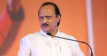 AJIT PAWAR: गुजरातच्या अहमदाबाद विमानतळावरुन लंडनला निघालेलं एअर इंडियाचं विमान अहमदाबाद शहरातील इमारतींवर कोसळून झालेल्या अपघातात प्रवासी तसेच स्थानिक नागरिकांचा झालेला मृत्यू धक्कादायक, क्लेशदायक, दुर्दैवी घटना असल्याचे सांगत उपमुख्यमंत्री अजित पवार (AJIT PAWAR) यांनी अपघाताबद्दल तीव्र दु:ख व्यक्त केले आहे.
