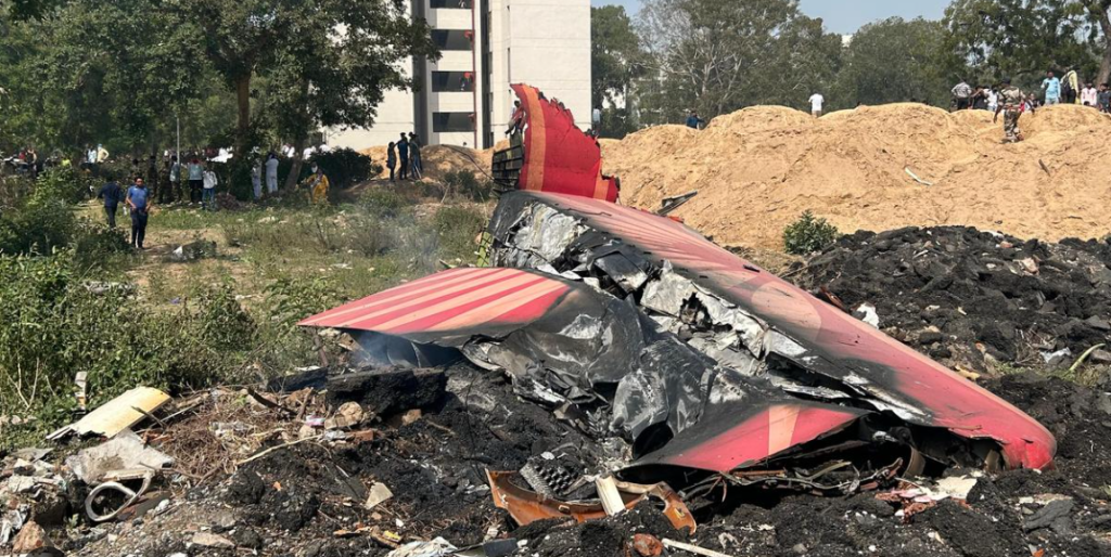 Ahemdabad Plane Crash Update : उड्डाण घेतल्यानंतर 'त्या' शेवटच्या काही मिनिटात काय घडलं?