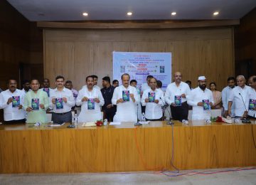 DCM AJIT PAWAR: उपमुख्यमंत्री यांच्या हस्ते ज्येष्ठ पत्रकार श्याम दौंडकर लिखित धडपड भाग-३ या पुस्तकाचे प्रकाशन