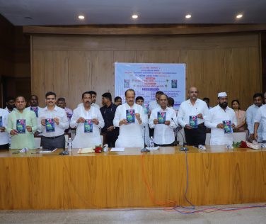 DCM AJIT PAWAR: उपमुख्यमंत्री यांच्या हस्ते ज्येष्ठ पत्रकार श्याम दौंडकर लिखित धडपड भाग-३ या पुस्तकाचे प्रकाशन