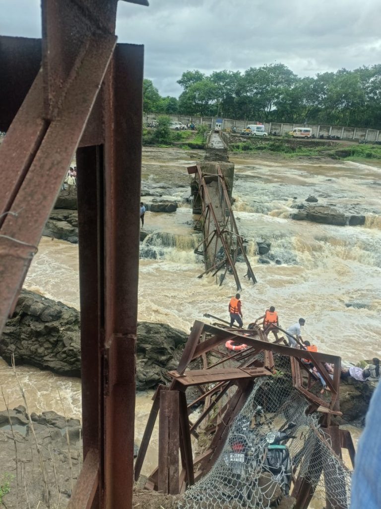 PUNE KUNDMALA BRIDGE: मावळ तालुक्यात एक धक्कादायक घटना घडली आहे.