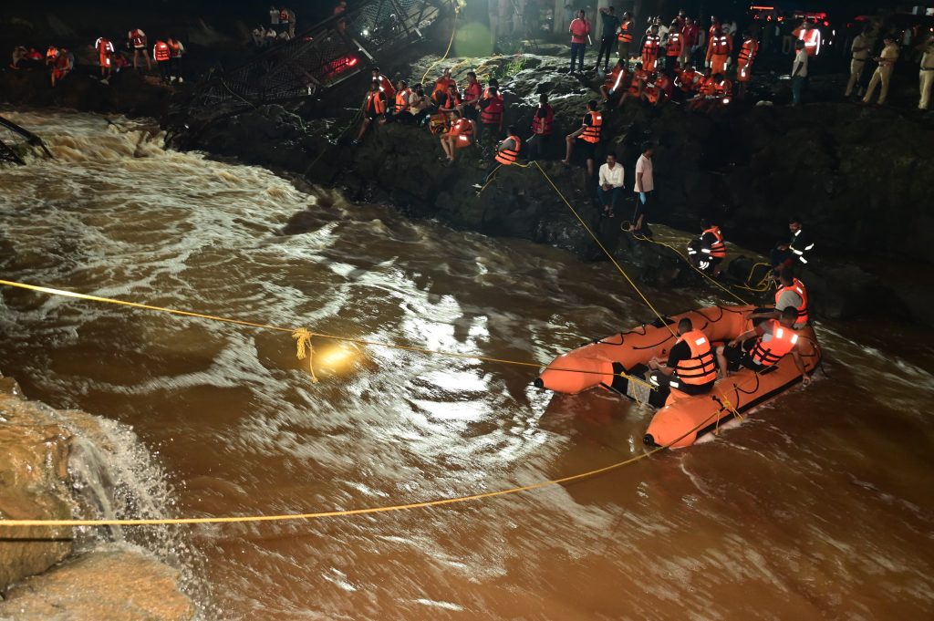 KUNDMALA RESCUE OPERATION: मावळ तालुक्यातील कुंडमळा येथे रविवारी (दि. १५ जून) जुना लोखंडी पूल तुटून घडलेल्या दुर्घटनेत ४ पर्यटकांचा दुर्दैवी मृत्यू झाला.