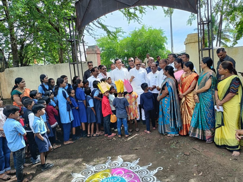 SCHOOL FIRST DAY: शाळा प्रवेशोत्सव २०२५ कार्यक्रमाअंतर्गत राज्याचे उपमुख्यमंत्री तथा जिल्ह्याचे पालकमंत्री अजित पवार (SCHOOL FIRST DAY) यांनी शाळा सुरु होण्याच्या पहिल्याच दिवशी दौंड तालुक्यातील जिल्हा परिषद शाळा आलेगाव पुनर्वसन या शाळेत विद्यार्थ्यांचे पुष्प देऊन स्वागत केले.