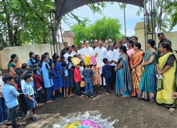 SCHOOL FIRST DAY: शाळा प्रवेशोत्सव २०२५ कार्यक्रमाअंतर्गत राज्याचे उपमुख्यमंत्री तथा जिल्ह्याचे पालकमंत्री अजित पवार (SCHOOL FIRST DAY) यांनी शाळा सुरु होण्याच्या पहिल्याच दिवशी दौंड तालुक्यातील जिल्हा परिषद शाळा आलेगाव पुनर्वसन या शाळेत विद्यार्थ्यांचे पुष्प देऊन स्वागत केले.