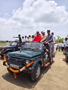 DATTATRAY BHARNE:  राज्याचे क्रीडा व युवक कल्याण मंत्री दत्तात्रय भरणे यांच्या हस्ते कडबनवाडी येथील गवताळ प्रदेशामध्ये जिप्सीमधून करण्यात येणाऱ्या सफारी उपक्रमाचे उद्घाटन करण्यात आले. नागरिकांनी या सफारीचा लाभ घेण्याचे त्यांनी आवाहन केले.