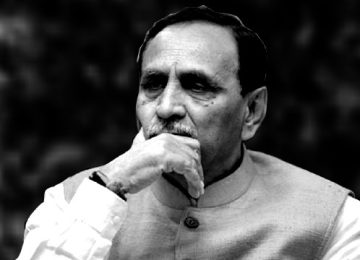VIJAY RUPANI गुजरातमधील अहमदाबादमध्ये आज एक मोठा अपघात झाला. अहमदाबादमध्ये एअर इंडियाचे विमान कोसळले. या विमानात २४२ प्रवासी होते. आतापर्यंत ३० जणांचा मृत्यू झाला आहे.