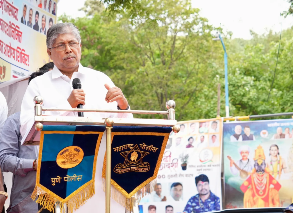 CHANDRAKANTA PATIL: पोलीस भरतीत निवड झालेल्या वीस हजार उमेदवारांचे सध्या प्रशिक्षण सुरू असून, लवकरच त्यापैकी किमान एक हजार उमेदवारांना पुणे पोलीस दलात सहभागी करून घेतले जाईल अशी माहिती उच्च व तंत्रशिक्षण मंत्री चंद्रकांत पाटील (CHANDRAKANTA PATI) यांनी आज दिली.
