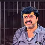 WALMIK KARAD: बीड जिल्ह्यातील सरपंच संतोष देशमुख हत्या प्रकरणातील मुख्य आरोपी वाल्मिक कराड याला तुरुंगातच संपवण्याचा कट रचला जात असल्याची धक्कादायक माहिती समोर आली आहे. तुरुंग प्रशासन आणि पोलिस यंत्रणा आता सतर्क झाली आहे.