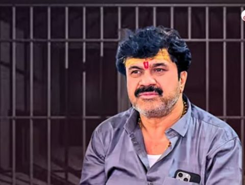 WALMIK KARAD: बीड जिल्ह्यातील सरपंच संतोष देशमुख हत्या प्रकरणातील मुख्य आरोपी वाल्मिक कराड याला तुरुंगातच संपवण्याचा कट रचला जात असल्याची धक्कादायक माहिती समोर आली आहे. तुरुंग प्रशासन आणि पोलिस यंत्रणा आता सतर्क झाली आहे.