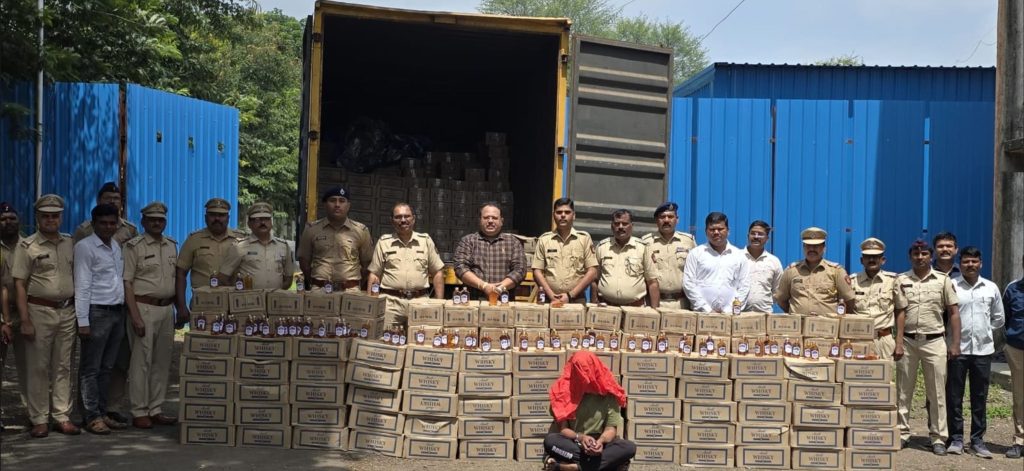 EXCISE DUTY ACTION ILLIGAL ALCOHOL: गेल्या काही दिवसांपासून राज्यात मोठ्या प्रमाणात अवैध दारूची विक्री, तस्करीच्या घटना समोर येत आहेत. त्यातच आता राज्य उत्पादन शुल्क विभागाने (EXCISE DUTY) तब्बल सव्वा कोटींची दारू जप्त करत एका आरोपीला अटकही केली आहे.