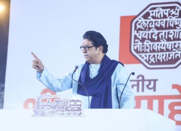 RAJ THACKERAY MIRA BHAINDAR SPEECH मनसे अध्यक्ष राज ठाकरे यांची आज मीरा भाईंदर मध्ये जाहीर सभा पार पडले असून हिंदी भाषा सक्ती वरून राज ठाकरे यांनी राज्य सरकारवर सडकून टीका केली.