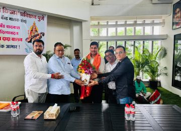 PUNIT BALAN GROUP: गणेशोत्सवात डीजे लावणाऱ्या मंडळांना मदत न करण्याचा निर्णय घेऊन विधायक गणेशोत्सवासाठी पुढाकार घेतल्याबद्दल युवा उद्योजक पुनीत बालन (PUNIT BALAN GROUP) यांचा ‘बँड कला विकास प्रतिष्ठान’ पुणे यांच्याकडून सत्कार करण्यात आला.