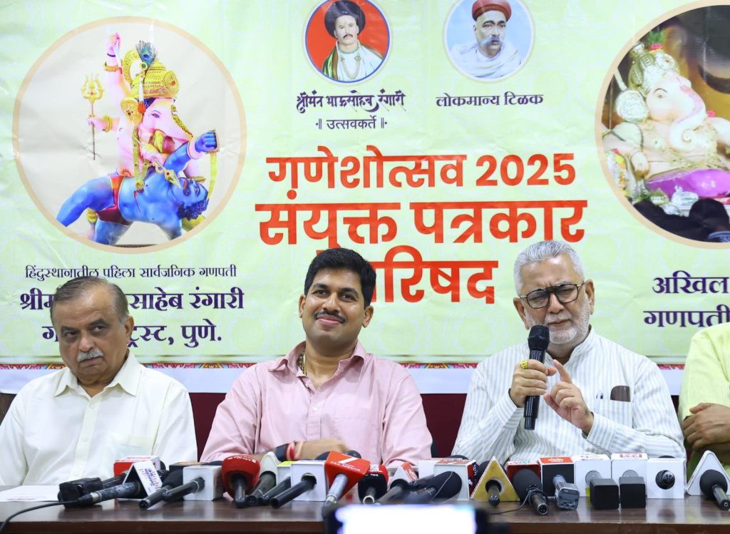 PUNE GANESHOTSAV: वैभवशाली गणपती विसर्जन मिरवणुकीत लक्ष्मी रस्त्यावरून (LAXMI ROAD)  सहभागी होणारे अखिल मंडई मंडळ (AKHIL MANDAI MANDAL) आणि श्रीमंत भाऊसाहेब रंगारी (SHRIMANT BHAUSAHEB RANGARI TRUST) गणपती ट्रस्ट हे जगभरातील गणेशभक्तांसाठी मुख्य आकर्षण असते. मात्र, यावर्षीपासून सायंकाळनंतर विसर्जन मिरवणुकीत सहभागी न होता, मानाचे पाच गणपती टिळक पुतळ्यापासून मार्गस्थ झाल्यानंतर त्या पाठोपाठ मिरवणुकीत सहभागी होण्याचा निर्णय या दोन्ही मंडळांनी घेतला आहे. PUNE GANESHOTSAV