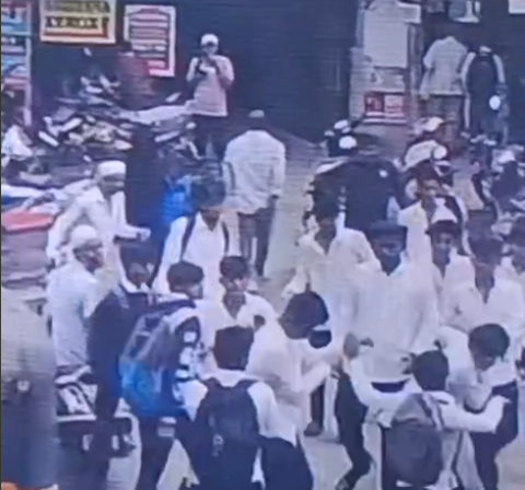 PUNE COLLEGE STUDENT VIRAL VIDEO:  किरकोळ कारणावरून पुण्यातील एका कॉलेज बाहेर विद्यार्थ्यांमध्ये तुफान राडा झाला. दहा-पंधरा विद्यार्थ्यांच्या टोळक्याने मिळून एका विद्यार्थ्यावर जीवघेणा हल्ला केला. हा प्रकार पुण्यातील लष्कर पोलीस ठाण्याच्या हद्दीत घडला आहे.