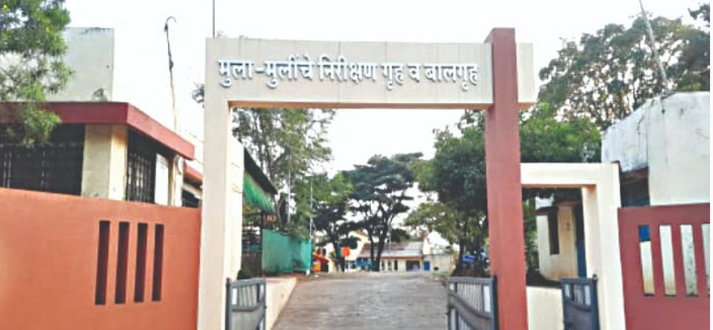 NASHIK JUVENILE: नाशिक(NASHIK)  शहरातील उंटवाडी भागात असलेल्या बाल निरीक्षण गृहातून एका अल्पवयीन मुलीच्या गायब होण्याची धक्कादायक घटना घडली. 15 दिवस उलटले तरी मुलीचा थांगपत्ता लागलेला नाही, आणि या प्रकरणात आता तिच्या पालकांनी ‘मुलीची विक्री’ केल्याचा थेट आरोप निरीक्षण गृहातील कर्मचाऱ्यांवर केल्यामुळे एकच खळबळ उडाली..