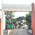 NASHIK JUVENILE: नाशिक(NASHIK)  शहरातील उंटवाडी भागात असलेल्या बाल निरीक्षण गृहातून एका अल्पवयीन मुलीच्या गायब होण्याची धक्कादायक घटना घडली. 15 दिवस उलटले तरी मुलीचा थांगपत्ता लागलेला नाही, आणि या प्रकरणात आता तिच्या पालकांनी ‘मुलीची विक्री’ केल्याचा थेट आरोप निरीक्षण गृहातील कर्मचाऱ्यांवर केल्यामुळे एकच खळबळ उडाली..