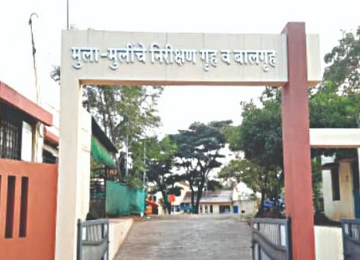 NASHIK JUVENILE: नाशिक(NASHIK)  शहरातील उंटवाडी भागात असलेल्या बाल निरीक्षण गृहातून एका अल्पवयीन मुलीच्या गायब होण्याची धक्कादायक घटना घडली. 15 दिवस उलटले तरी मुलीचा थांगपत्ता लागलेला नाही, आणि या प्रकरणात आता तिच्या पालकांनी ‘मुलीची विक्री’ केल्याचा थेट आरोप निरीक्षण गृहातील कर्मचाऱ्यांवर केल्यामुळे एकच खळबळ उडाली..