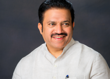 WHO IS SHSHIKANT SHINDE: राष्ट्रवादी काँग्रेस शरदचंद्र पवार पक्षाचे (NCP SP) अध्यक्ष शरद पवार (SHARAD PAWAR) यांनी भाकरी फिरवत प्रदेशाध्यक्षपदी (WHO IS SHSHIKANT SHINDE) शशिकांत शिंदे (SHASHIKANT SHINDE) यांची निवड केली..