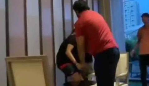 KISHOR BHEGADE VIRAL VIDEO:  पुण्यातील एका हायप्रोफाईल सोसायटीत अल्पवयीन मुलाला बेदम मारहाण झाल्याचा प्रकार समोर आला.