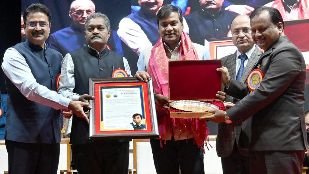 MIT RAHUL KARAD: महाराष्ट्र व गोवा बार कौन्सिल(बीसीएमजी) आणि पुणे बार असोसिएशनतर्फे लोकशाही, सुशासन व शांततेसाठी डॉ. राहुल कराड ‘एक्सलन्स अवार्ड’ ने सन्मानित.