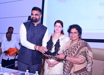 VIJAYA RAHATKAR: राष्ट्रीय महिला आयोगाकडे प्राप्त झालेल्या तक्रारीचे जलद आणि प्रभावी निराकरण करण्यासाठी महिला जनसुनावणीचे आयोजन करण्यात येत असून प्रशासनाच्या माध्यमातून पिडीत महिलांना न्याय मिळवून देत त्यांच्या चेहऱ्यावरील आनंद द्विगुणीत करण्याचे काम करण्यात येत आहे,