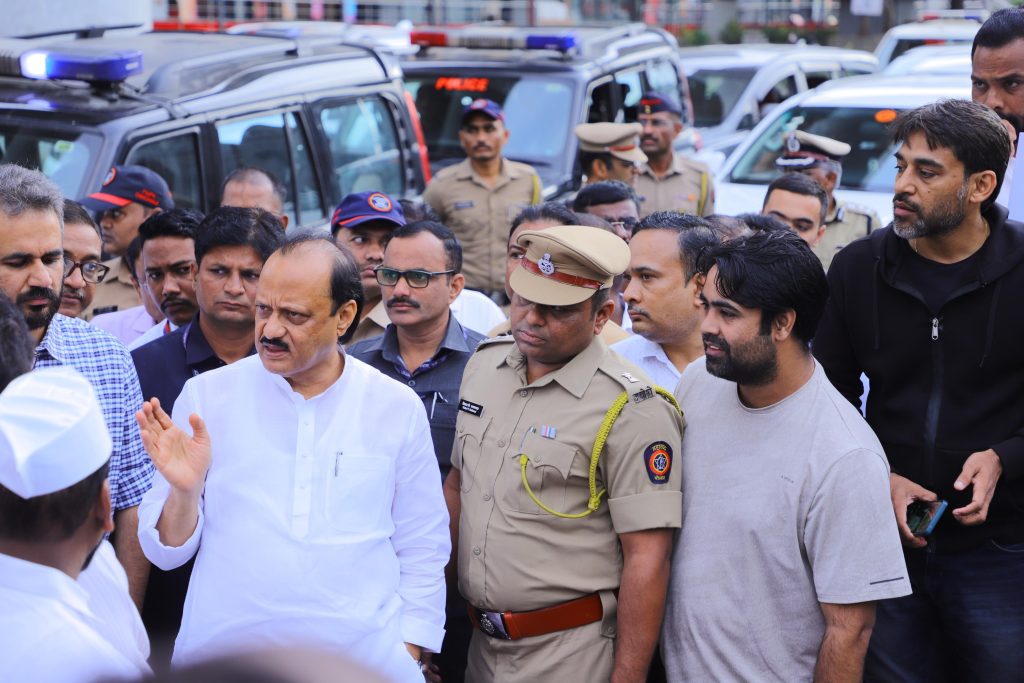 DCM AJIT PAWAR: हिंजवडी, राजीव गांधी माहिती तंत्रज्ञान (आयटी) क्षेत्राला अधिक चालना देण्याकरिता परिसरातील नागरिकांच्या समस्या लवकरात लवकर सोडण्यासाठी सर्व संबंधित यंत्रणांनी समन्वयाने काम करावे, या भागात पावसामुळे साचणारे पाणी, स्वच्छतेचा प्रश्न व वाहतुकीची समस्या सोडवण्यासाठी तात्काळ नियोजन करून त्याची अंमलबजावणी करावी, अशा सूचना उपमुख्यमंत्री तथा जिल्ह्याचे पालकमंत्री अजित पवार (DCM AJIT PAWAR) यांनी संबंधित यंत्रणाना दिल्या.