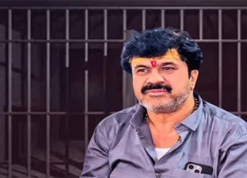 BEED JAIL PRISONER FOUND MOBILE: गेल्या काही दिवसापासून बीड जिल्हा कारागृह चर्चेत आहे.. कारण याच कारागृहात संतोष देशमुख हत्या प्रकरणातील आरोपी वाल्मीक कराडसह त्याच्या टोळीतील सदस्य शिक्षा भोगत आहेत, त्याच बीड कारागृहात एका कैद्याकडे मोबाईल सापडल्याने एकच खळबळ उडाली.