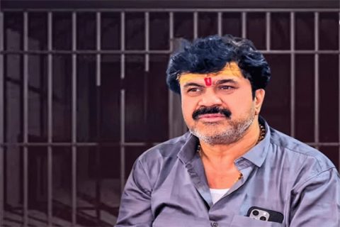 BEED JAIL PRISONER FOUND MOBILE: गेल्या काही दिवसापासून बीड जिल्हा कारागृह चर्चेत आहे.. कारण याच कारागृहात संतोष देशमुख हत्या प्रकरणातील आरोपी वाल्मीक कराडसह त्याच्या टोळीतील सदस्य शिक्षा भोगत आहेत, त्याच बीड कारागृहात एका कैद्याकडे मोबाईल सापडल्याने एकच खळबळ उडाली.