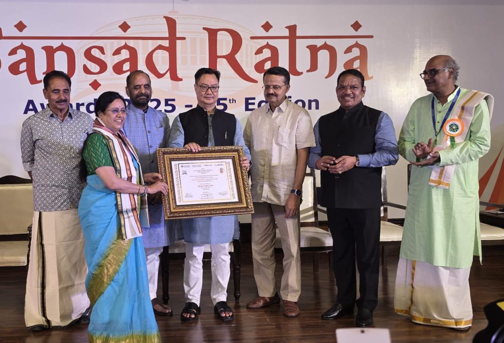 MP MEDHA KULKARNI SANSADRATNA:राज्यसभा खासदार प्रा. डॉ. मेधा विश्राम कुलकर्णी (MP MEDHA KULKARNI) यांना संसदेतील सर्वोत्तम कामगिरीसाठी 'संसदरत्न' (SANSADRATNA)या नागरी पुरस्काराने सन्मानित करण्यात आले. केंद्रीय संसदीय कामकाज मंत्री किरेन रिजिजू (KIREN RIJIJU) यांच्या हस्ते महाराष्ट्र सदन येथे आयोजित सोहळ्यात या पुरस्कारांचे वितरण झाले. प्रसंगी राष्ट्रीय मागासवर्ग आयोगाचे अध्यक्ष हंसराज अहिर (HANSRAJ AHIR) , केंद्रीय कायदा व न्याय राज्यमंत्री अर्जुन राम मेघवाल (ARJUN RAM MEGHWAL) आदी उपस्थित होते.