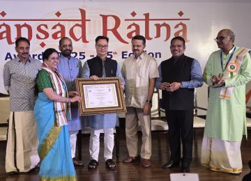 MP MEDHA KULKARNI SANSADRATNA:राज्यसभा खासदार प्रा. डॉ. मेधा विश्राम कुलकर्णी (MP MEDHA KULKARNI) यांना संसदेतील सर्वोत्तम कामगिरीसाठी 'संसदरत्न' (SANSADRATNA)या नागरी पुरस्काराने सन्मानित करण्यात आले. केंद्रीय संसदीय कामकाज मंत्री किरेन रिजिजू (KIREN RIJIJU) यांच्या हस्ते महाराष्ट्र सदन येथे आयोजित सोहळ्यात या पुरस्कारांचे वितरण झाले. प्रसंगी राष्ट्रीय मागासवर्ग आयोगाचे अध्यक्ष हंसराज अहिर (HANSRAJ AHIR) , केंद्रीय कायदा व न्याय राज्यमंत्री अर्जुन राम मेघवाल (ARJUN RAM MEGHWAL) आदी उपस्थित होते.